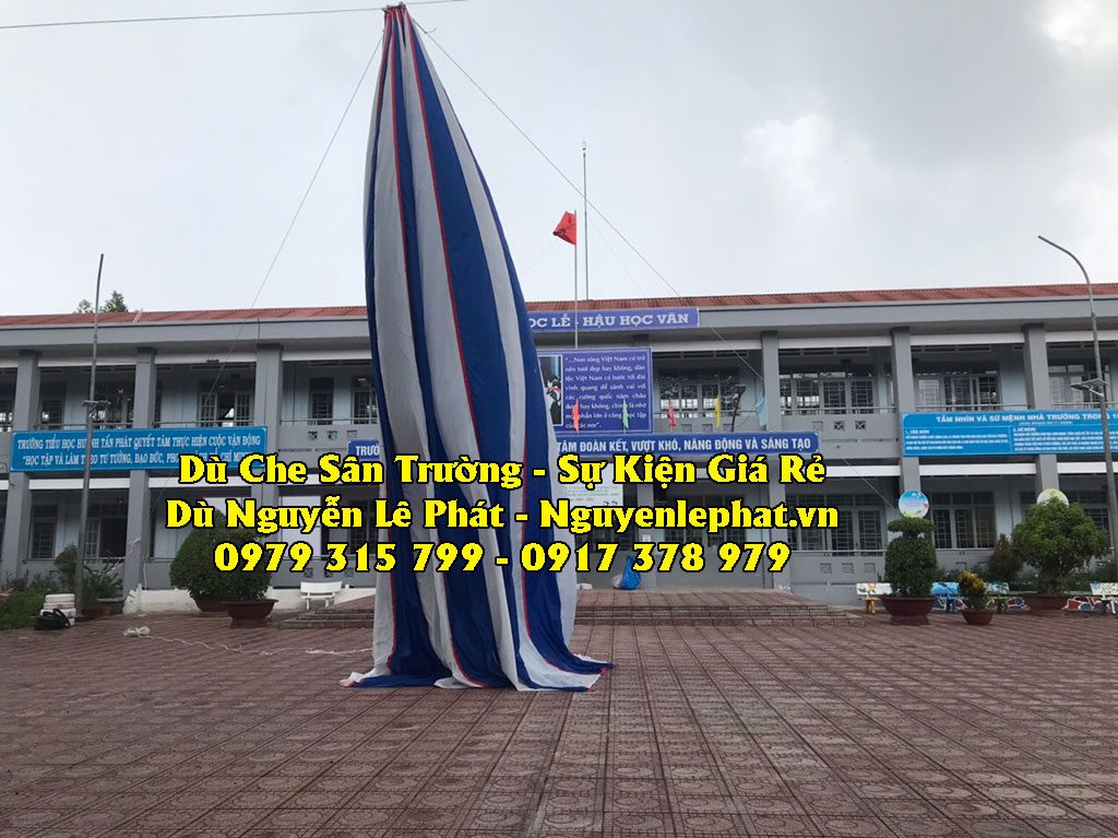 Dù che nắng sân trường học
